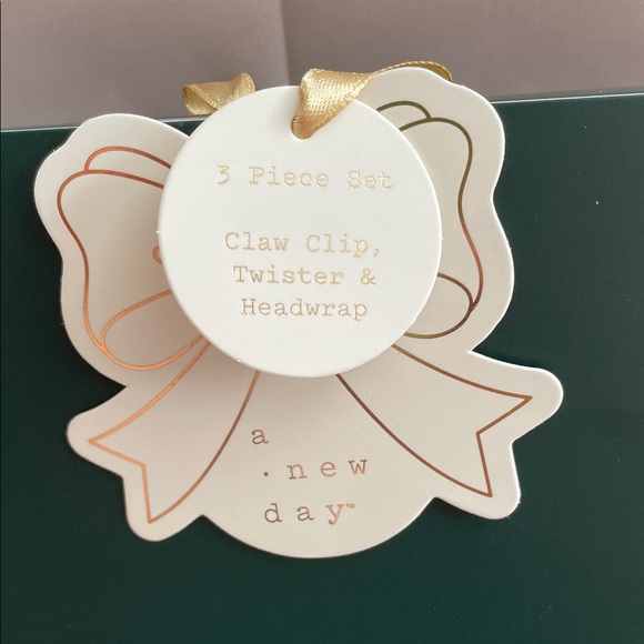 A New Day 3 Piece Set: Claw Clip, Scrunchie & Headband in Cream/White - Picture 5 of 6